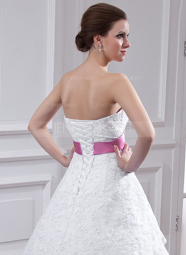 extravagante bruidsjurk gekleurd met bloemen trouwjurk kant boothals van kant tule rok ceintuur met bloem extravagante bruidsjurk gekleurd met bloemen trouwjurk kant boothals van kant tule rok ceintuur met bloem